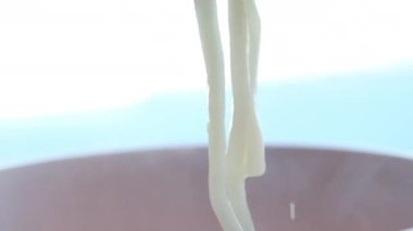 Ev yapımı otantik miso çorbası, kombu dashi, tofu, wakame deniz yosunu ve soğanlı. Masa dönüşü. Yüksek kalite 4k görüntü