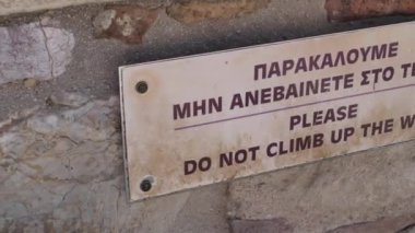 Lütfen duvara tırmanmayın. Çitlere tırmanmayın. Turnikelerin arkasına gitmeyin. Yüksek kalite 4k görüntü