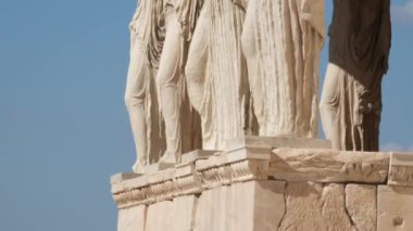 Karayipler ve Atlantisliler Antik Yunan mitleri ve efsaneleri. Portico Caryatids Rektion Atina Akropolü. takımada mitolojisi efsaneleri