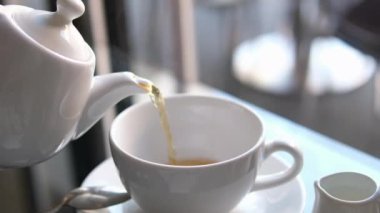 Çin çay seremonisi. Kaynar çay, cam fincana dökülür. Yakın plan. Yüksek kalite 4k görüntü