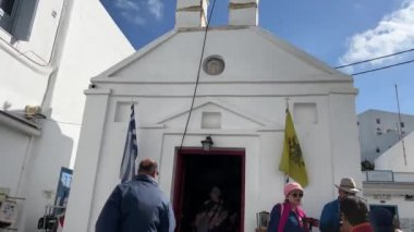 Eski Mykonos Kasabası, Chora, beyazlatılmış kübik evler, parlak renkli balkonlar, dar sokaklar. Lokantalar, şık butikler, dükkanlar, salon kulüpleri. Mikonos, Yunanistan 11.2024