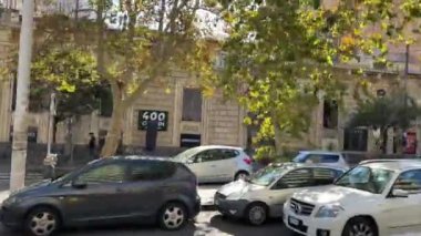 İtalya 'dan geçen bir turist otobüsünden şehrin manzarası Sicilya 11.23.2024