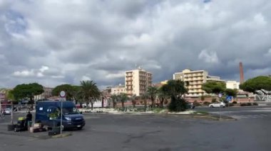 İtalya 'dan geçen bir turist otobüsünden şehrin manzarası Sicilya 11.23.2024