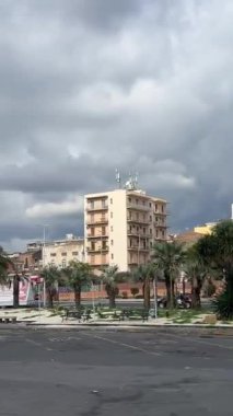 İtalya 'dan geçen bir turist otobüsünden şehrin manzarası Sicilya 11.23.2024