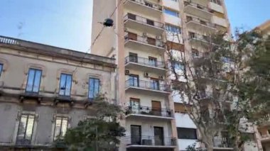 İtalya 'dan geçen bir turist otobüsünden şehrin manzarası Sicilya 11.23.2024