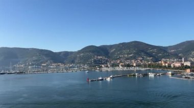 La Spezia, İtalya Ünlüler Takımyıldızı yolcu gemisi La Spezia limanında. La Spezia, Liguria bölgesinin güney kesiminde yer almaktadır. Yüksek kalite 4k görüntü