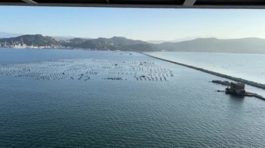 La Spezia, İtalya Ünlüler Takımyıldızı yolcu gemisi La Spezia limanında. La Spezia, Liguria bölgesinin güney kesiminde yer almaktadır. Denizdeki istiridye çiftliği