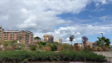 İtalya 'dan geçen bir turist otobüsünden şehrin manzarası Sicilya 11.23.2024