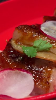 bbq et dilimleri elma kişniş ve kırmızı tabakta turp. Yüksek kalite 4k görüntü