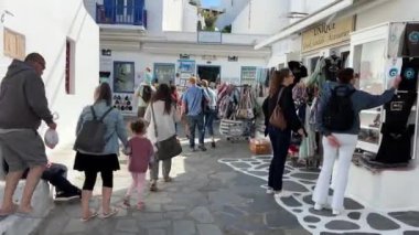 Eski Mykonos Kasabası, Chora, beyazlatılmış kübik evler, parlak renkli balkonlar, dar sokaklar. Lokantalar, şık butikler, dükkanlar, salon kulüpleri. Mikonos, Yunanistan 11.2024