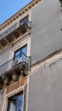 Sicilya adasındaki eski karanlık tarihi evler ilginç bir turizm otobüsünden vuruldular sıra dışı katı binalar İtalya Sicilya Katanya 11.23.2024