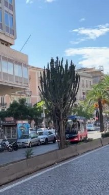 İtalya 'dan geçen bir turist otobüsünden şehrin manzarası Sicilya 11.23.2024