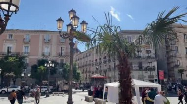 İtalya 'dan geçen bir turist otobüsünden şehrin manzarası Sicilya 11.23.2024