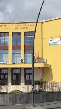 İtalya 'dan geçen bir turist otobüsünden şehrin manzarası Sicilya 11.23.2024