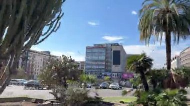 İtalya 'dan geçen bir turist otobüsünden şehrin manzarası Sicilya 11.23.2024