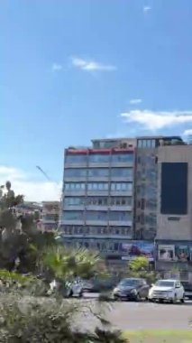 İtalya 'dan geçen bir turist otobüsünden şehrin manzarası Sicilya 11.23.2024