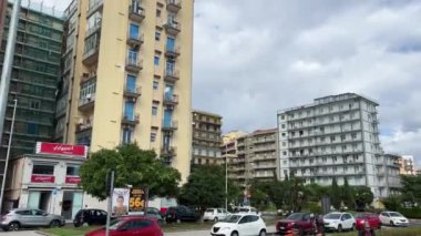 İtalya 'dan geçen bir turist otobüsünden şehrin manzarası Sicilya 11.23.2024