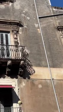 Sicilya adasındaki eski karanlık tarihi evler ilginç bir turizm otobüsünden vuruldular sıra dışı katı binalar İtalya Sicilya Katanya 11.23.2024