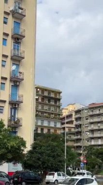 İtalya 'dan geçen bir turist otobüsünden şehrin manzarası Sicilya 11.23.2024