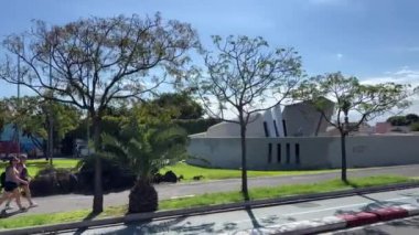 İtalya 'dan geçen bir turist otobüsünden şehrin manzarası Sicilya 11.23.2024