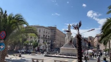 Vincenzo Bellini 'nin heykeline tünemiş güvercinler, ünlü besteci Piazza Bellini, Napoli, İtalya Vincenzo Bellini Heykeli 11.23.2024 İtalya Sicilya Katanya