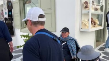 Eski Mykonos Kasabası, Chora, beyazlatılmış kübik evler, parlak renkli balkonlar, dar sokaklar. Lokantalar, şık butikler, dükkanlar, salon kulüpleri. Mikonos, Yunanistan 11.2024