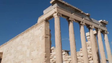 Flüt sütunları antik stil iyonik yazarlar, eğri büğrü paçavralar şeklinde. Daric şeklinde, Korinsky ve Daric 'in çiçekleriyle dolu bir sepet şeklinde.