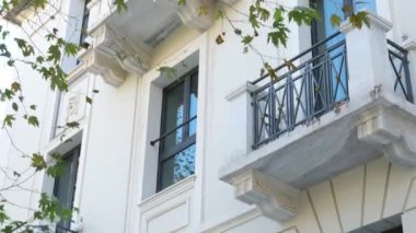 Atina Yunanistan Akropolü. Gün doğumunda ön planda eski bir kasaba. Tarihi yapıların yakınındaki balkon manzarası antik fener sütunları portico flüt iyonik stili
