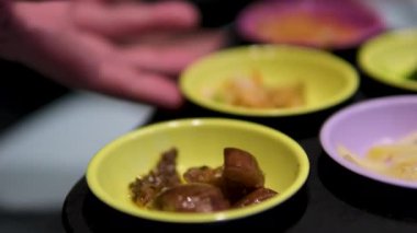 Japon yemek kemeri olan küçük tabaklar. Yüksek kalite 4k görüntü