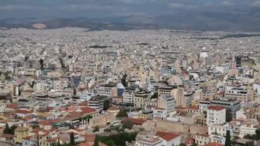 Atina Yunanistan Akropolü. Gün doğumunda ön planda eski bir kasaba. Yüksek kalite 4k görüntü