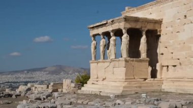 Yunanistan 'ın Atina kentindeki Akropolis tepesinde sütunları ve heykelleri olan antik Echtheion tapınağı. Atina Yunanistan Akropolü Akropolis Tapınağı süvarileri tavanı tıkıyor