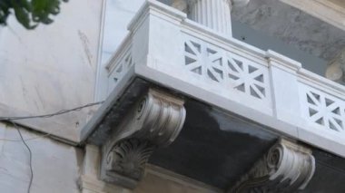 Atina Yunanistan Akropolü. Gün doğumunda ön planda eski bir kasaba. Tarihi yapıların yakınındaki balkon manzarası antik fener sütunları portico flüt iyonik stili