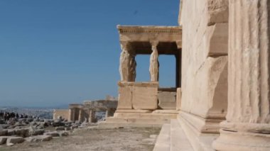 Atina 'nın caryotids portico Akropolis adlı kadın figürleri şeklinde bir Yunan tapınağındaki sütunlar antik çağların mimari eserlerini geziyorlar Ege kültürünün Antik Yunan kültürünü geziyorlar