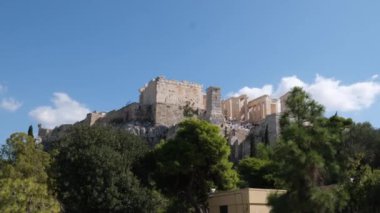 Atina Yunanistan Akropolü. Gün doğumunda ön planda eski bir kasaba. Yüksek kalite 4k görüntü