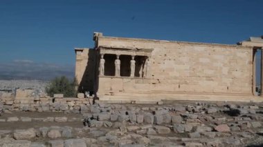 Atina Yunanistan Akropolü. Gün doğumunda ön planda eski bir kasaba. Yüksek kalite 4k görüntü