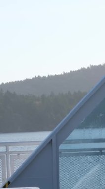 West Vancouver, BC Feribotu. BC Feribotu Howe Sound 'dan karşıya geçiyor. British Columbia, Kanada Batı Vancouver 01.16.2025 