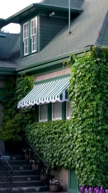 Victoria British Columbia, Kanada Butchart Gardens Kanada Ulusal Tarihi Sitesi, turistler batık bahçelerdeki patikaların çevresini geziyorlar. Yüksek kalite 4k görüntü