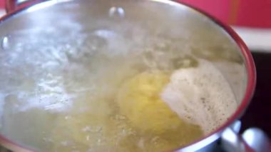 Kuru pappardelle makarna, daire şeklinde dönüş. El yapımı makarna, Turning. Seçici odaklanma. haşlanmış aşçı.