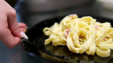 Pastırma, tuz, biber ve baharatlı makarna tabağında servis edilir. Pastırmalı carbonara makarna.