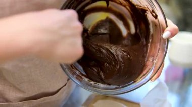 Pasta şefi tepsiye kek hamuru serpiyor. Yüksek kalite 4k görüntü