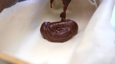 Pasta şefi tepsiye kek hamuru serpiyor. Yüksek kalite 4k görüntü