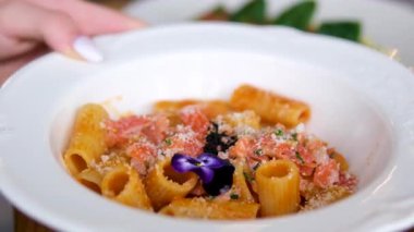 Makarnayı kaynayan domates sosuyla karıştırın, yaklaşın. Geleneksel İtalyan yemeği makarnası pişiriyorum. 