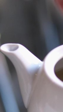 Çay poşetlerini çaydanlıktan kaldırın. Çay poşetini beyaz bir çaydanlığa koy. Yüksek kalite 4k görüntü