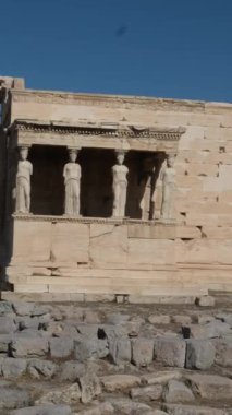 Atina Yunanistan Akropolü. Gün doğumunda ön planda eski bir kasaba. Yüksek kalite 4k görüntü