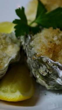 Bir kafede masanın üzerinde duran büyük bir tabakta peynirli fırında midye. Yüksek kalite 4k görüntü