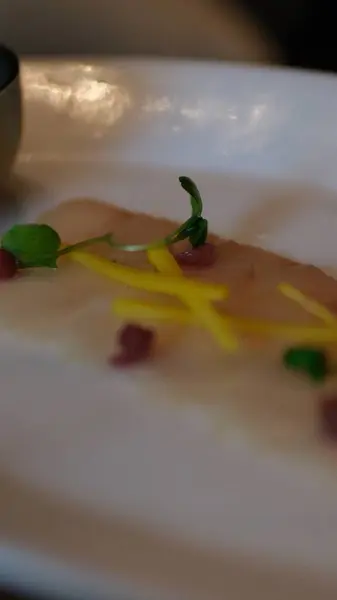 Havyar soslu zarif somon bifteği ve Sanatsal Tabak üzerine esmer pirinç, Gurme Yemek Sunumu. Yüksek kalite fotoğraf