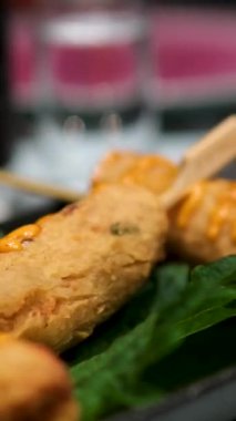 Ağız sulandıran domuz eti, tavuk sucuğu ve mangalda pide pişirmek. El hareketli tavuk şişleri sıcak mangalda pişiyor. Ağır çekimde yakın çekim. Yüksek kalite 4k görüntü