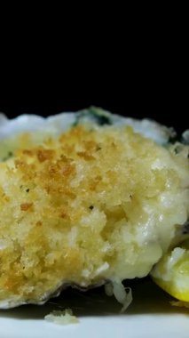 Sarımsaklı tereyağı ve taze soğanlı ızgara taze istiridye. Yüksek kalite 4k görüntü