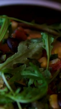 Vegan kahvaltı kasesi çırpılmış tofu, mısır, fasulye, tatlı patates ve brokoli. Bitki temelli diyet konsepti. Yüksek kalite 4k görüntü