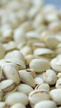 Ahşap bir kasede fıstıklar. Ahşap arka plan. Sağlıklı yiyecekler. Yüksek kalite 4k görüntü